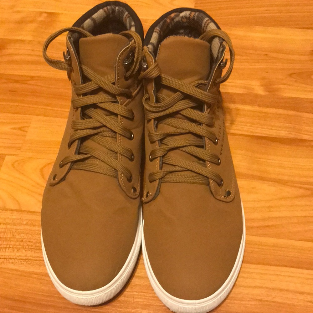 Yitai classic brown and white shoes